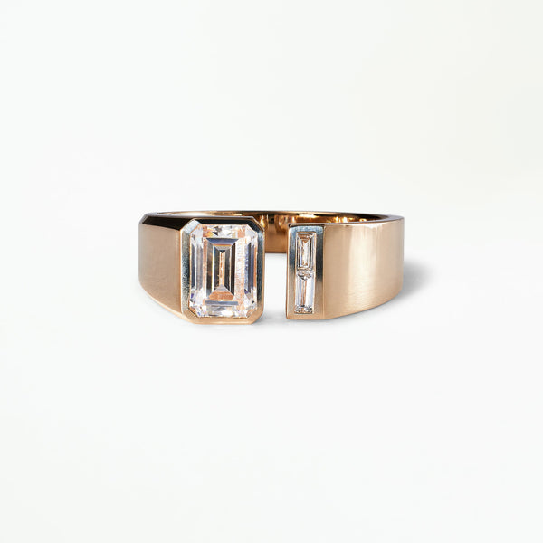 [lifestyle]Emerald and Baguette Cut Diamond Dyad Signet