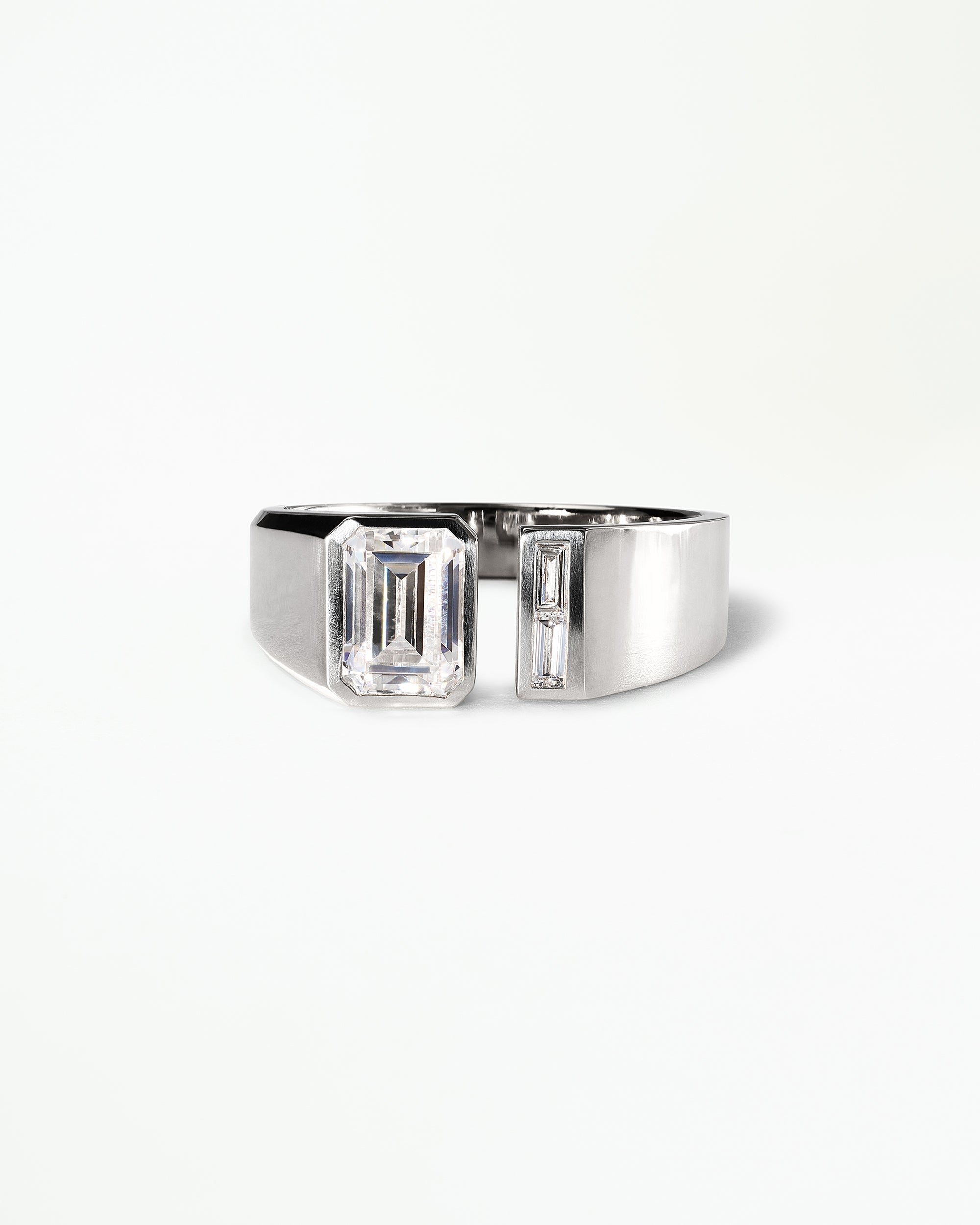 [lifestyle]Emerald and Baguette Cut Diamond Dyad Signet