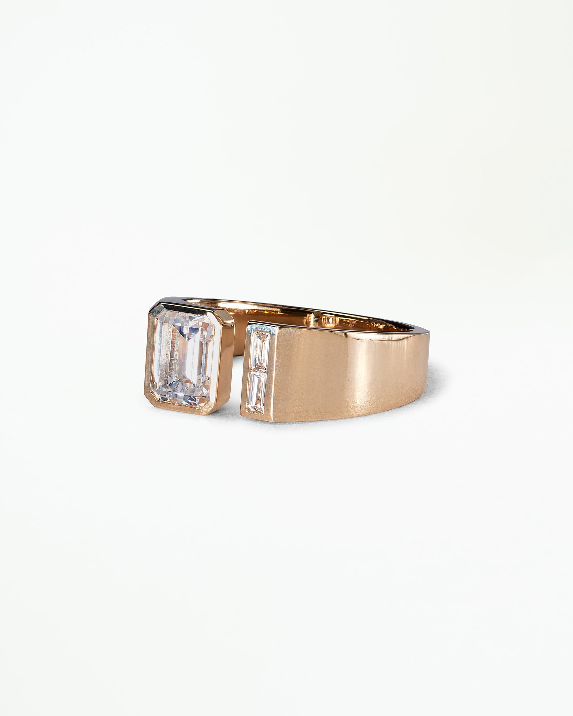 [lifestyle]Emerald and Baguette Cut Diamond Dyad Signet
