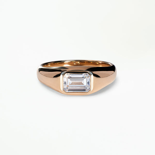 [lifestyle]Emerald Cut Diamond Soft Signet Ring