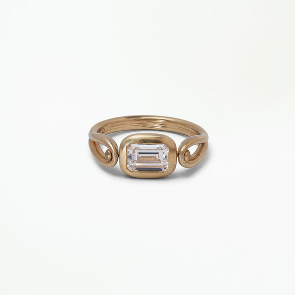 [lifestyle]Emerald Cut Diamond Tempo Ring