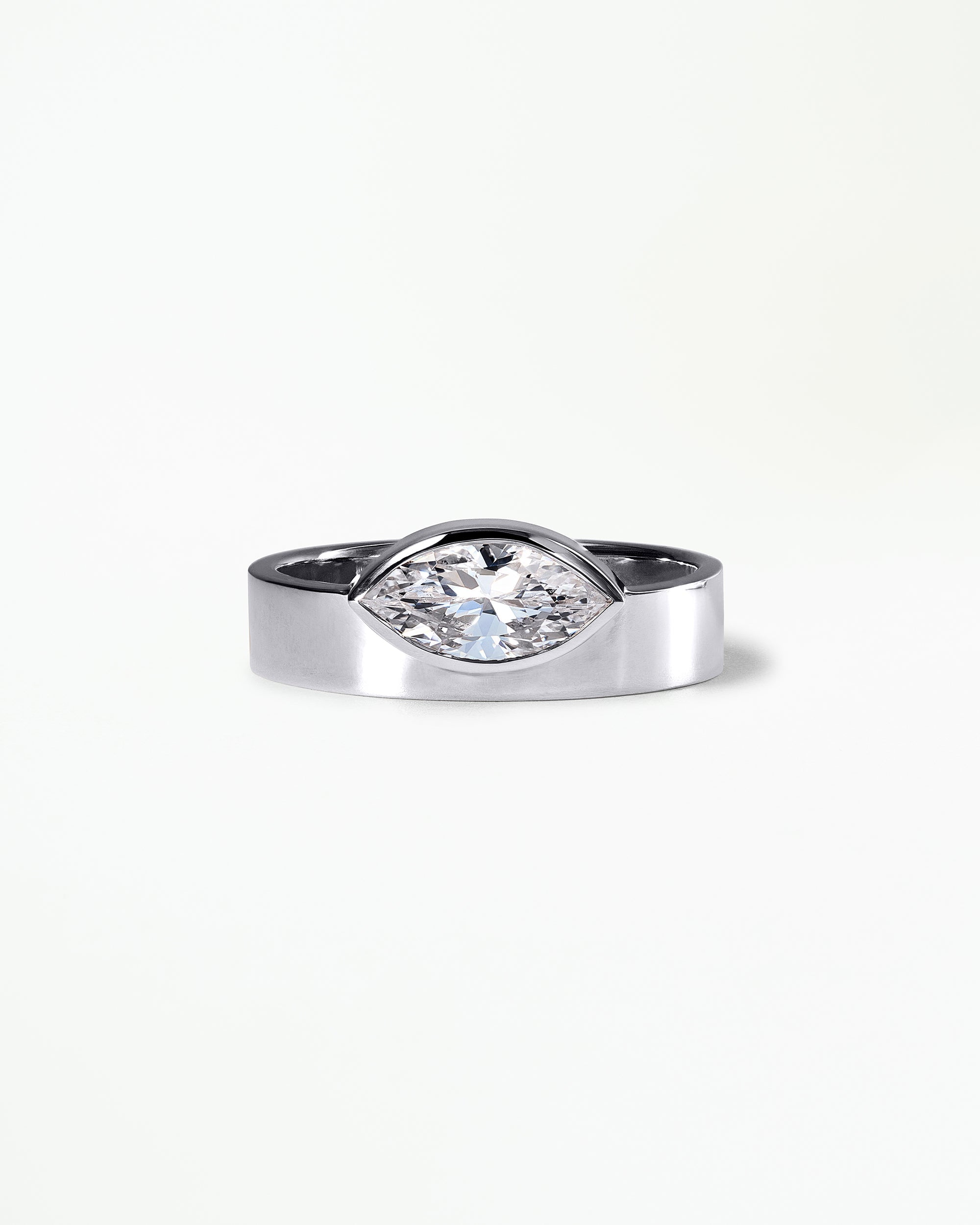 [lifestyle]Marquise Cut Diamond Monolith Ring