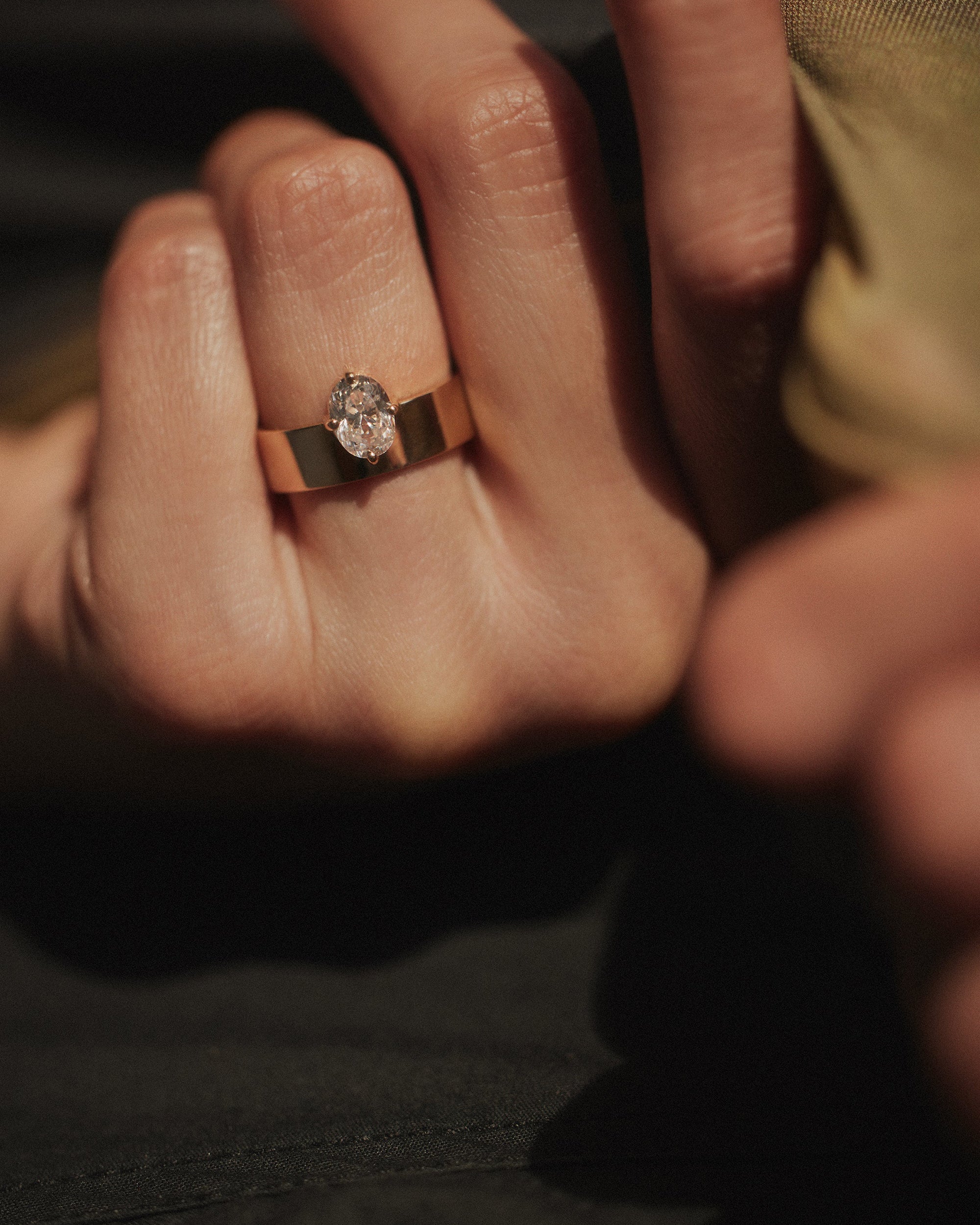 [lifestyle]Oval Cut Diamond Monolith Ring