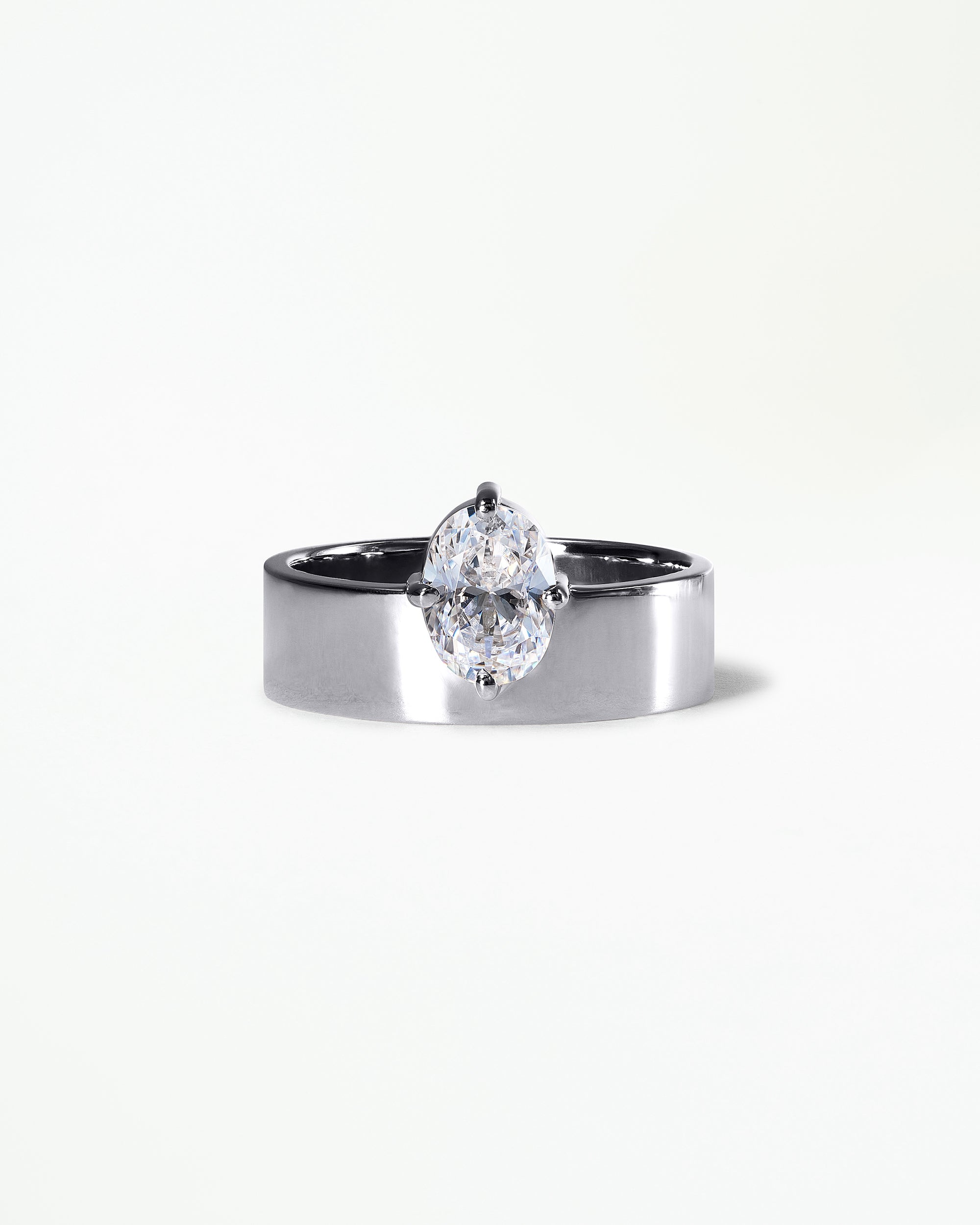 [lifestyle]Oval Cut Diamond Monolith Ring