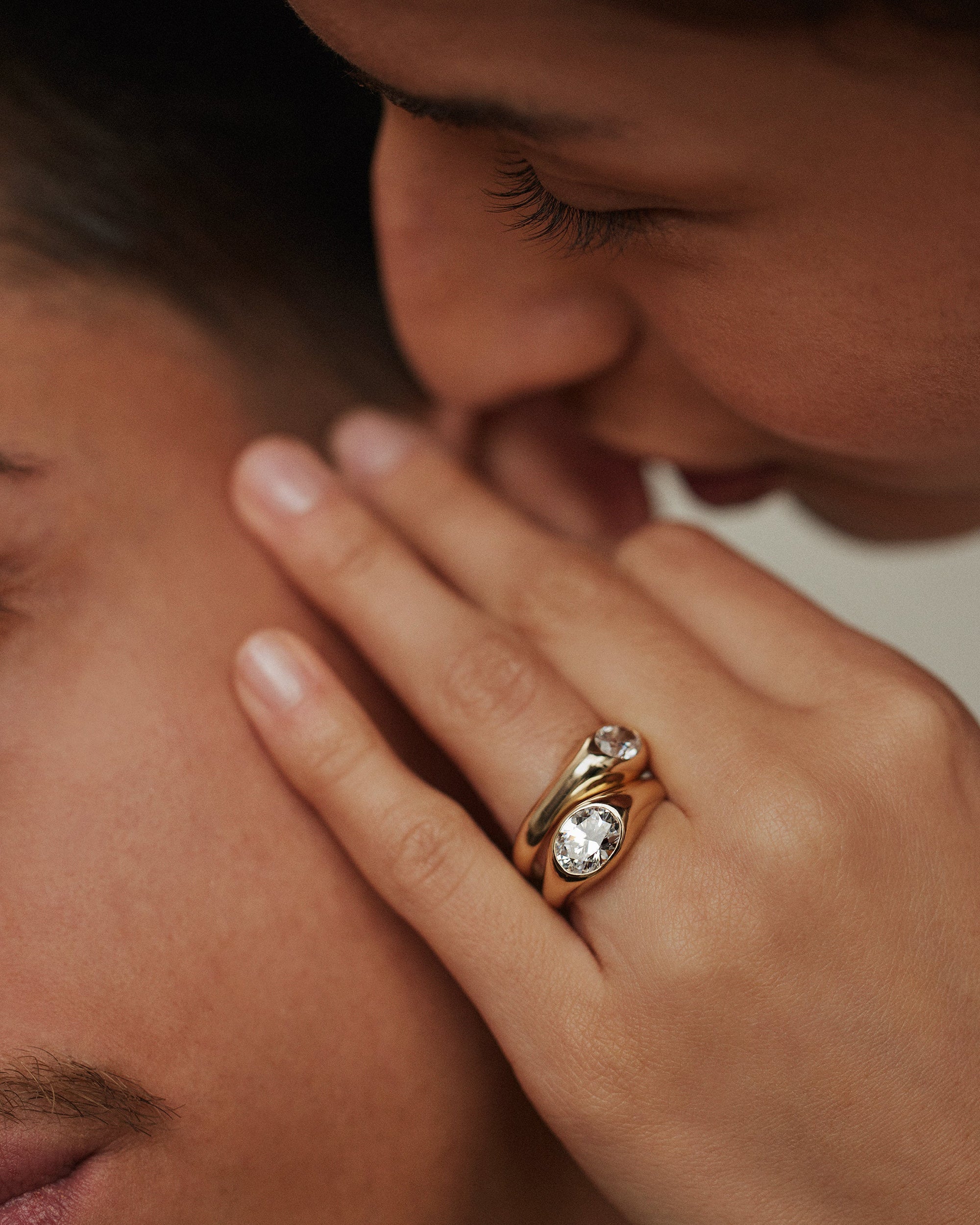 [lifestyle]Oval Cut Diamond Soft Signet Ring