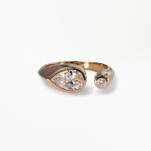 [lifestyle]Pear Cut Diamond Dyad Signet Ring