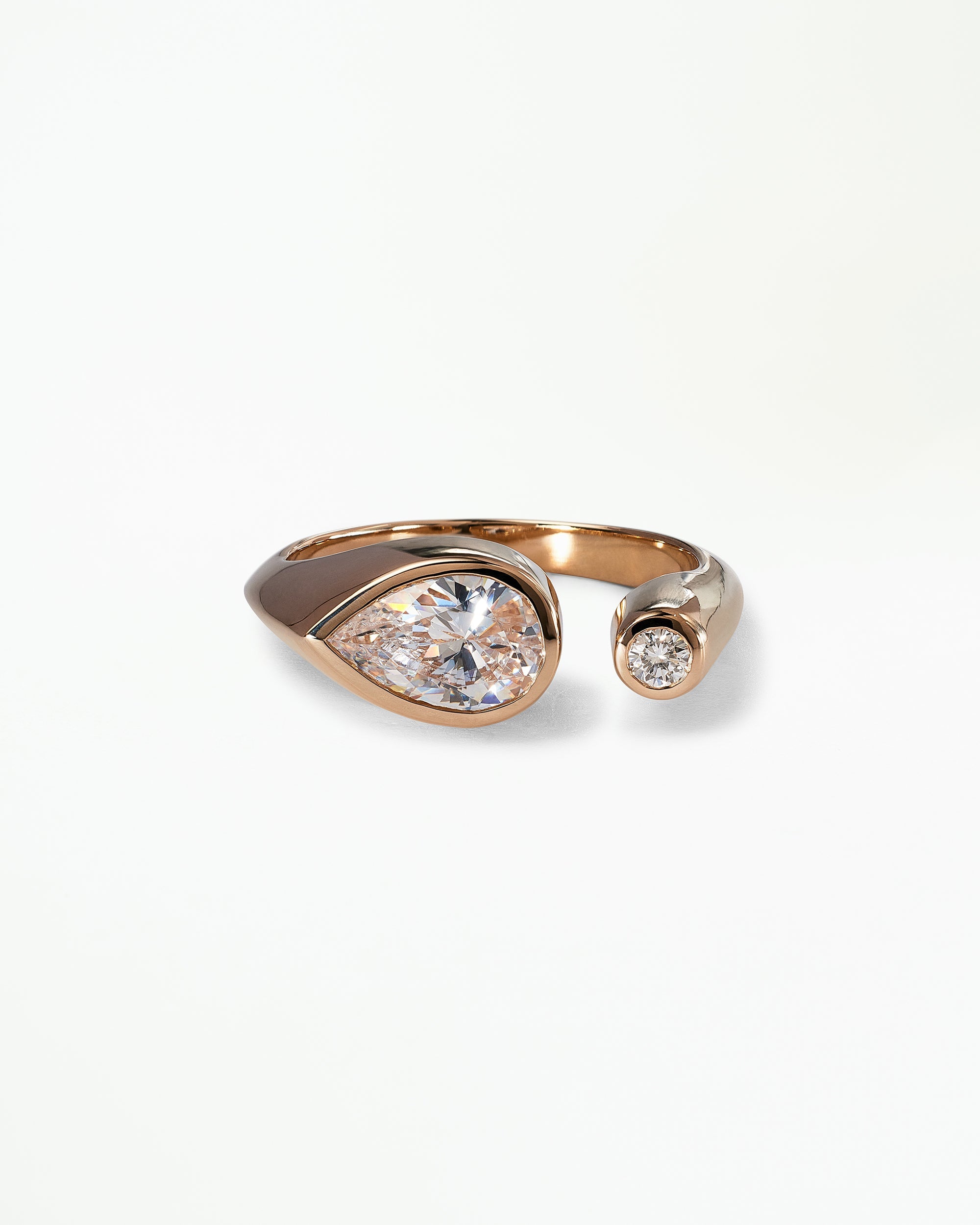 [lifestyle]Pear Cut Diamond Dyad Signet Ring