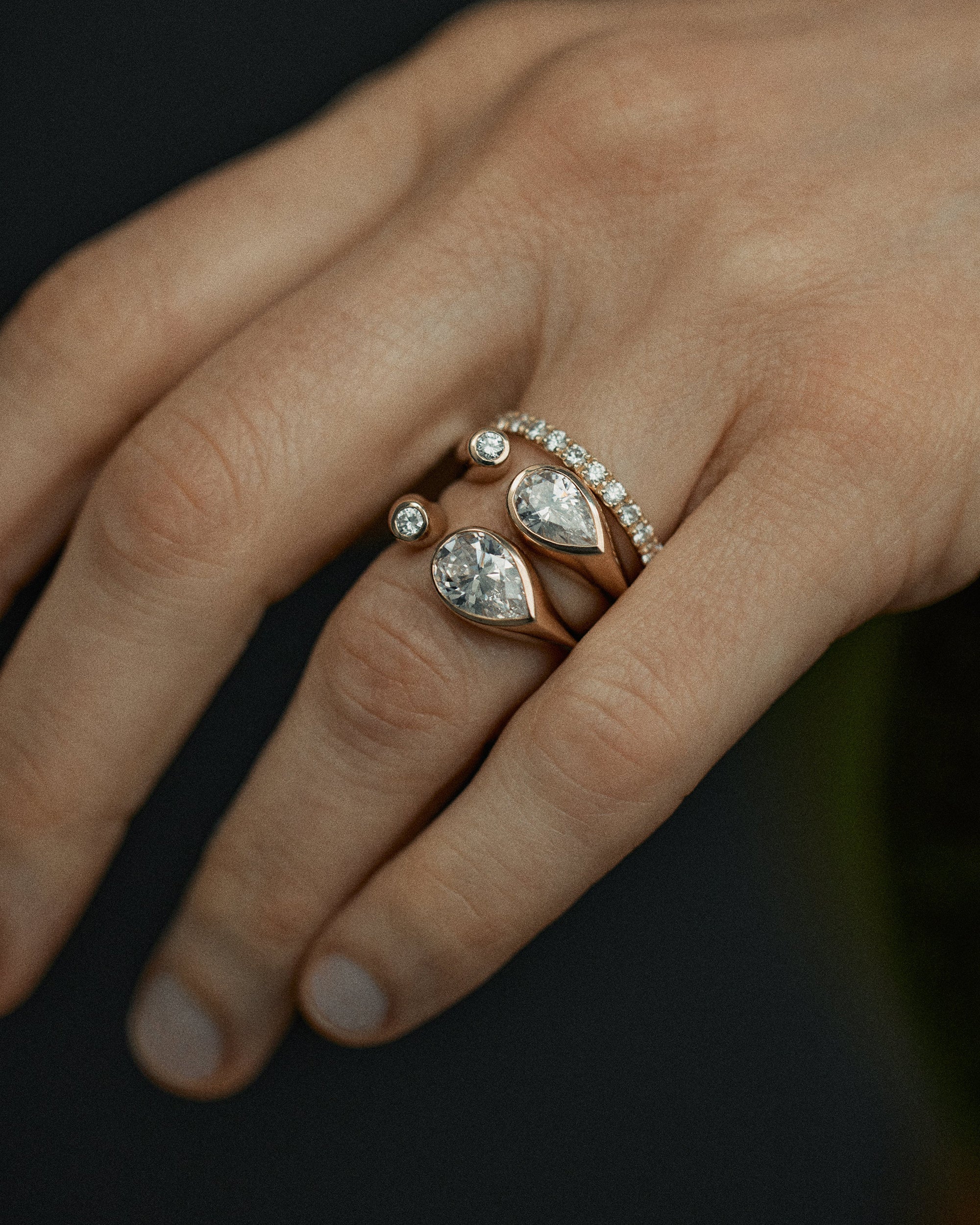 [lifestyle]Pear Cut Diamond Dyad Signet Ring