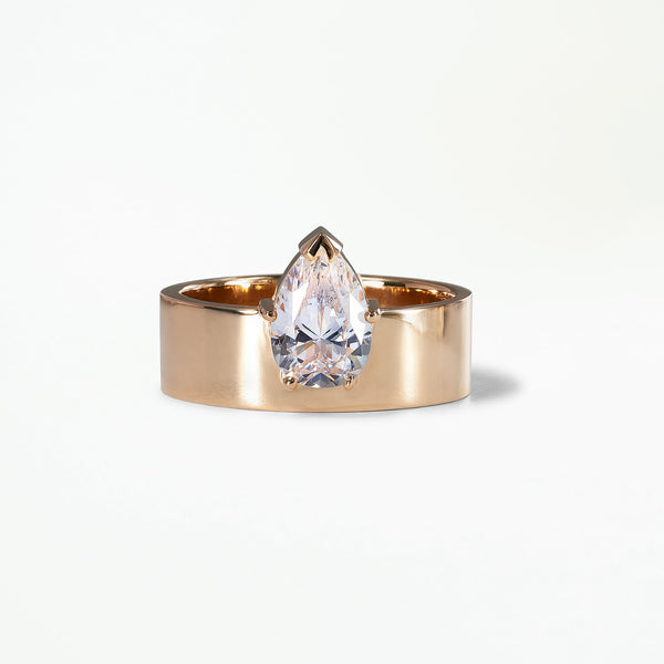 [lifestyle]Pear Cut Diamond Monolith Ring