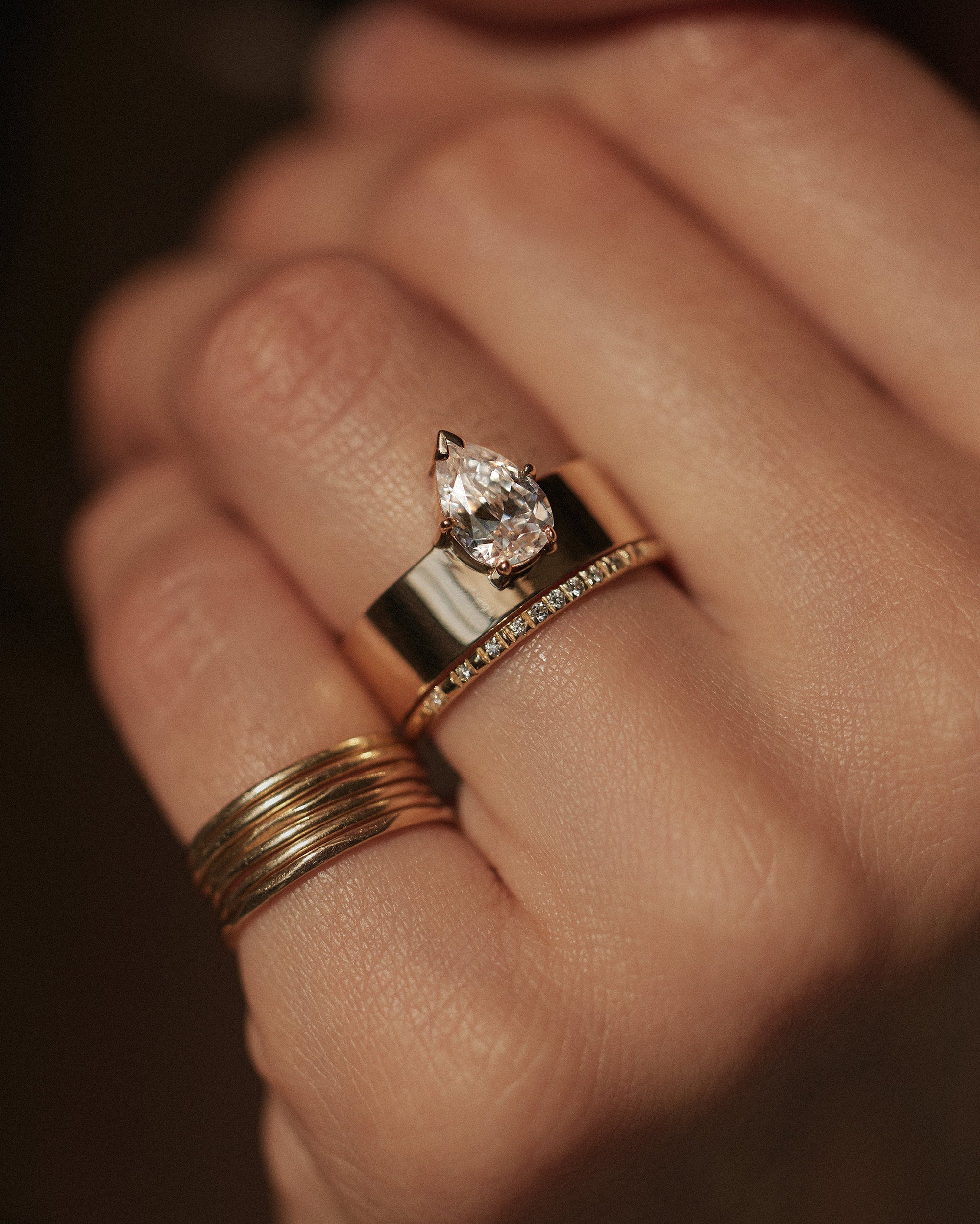 [lifestyle]Pear Cut Diamond Monolith Ring