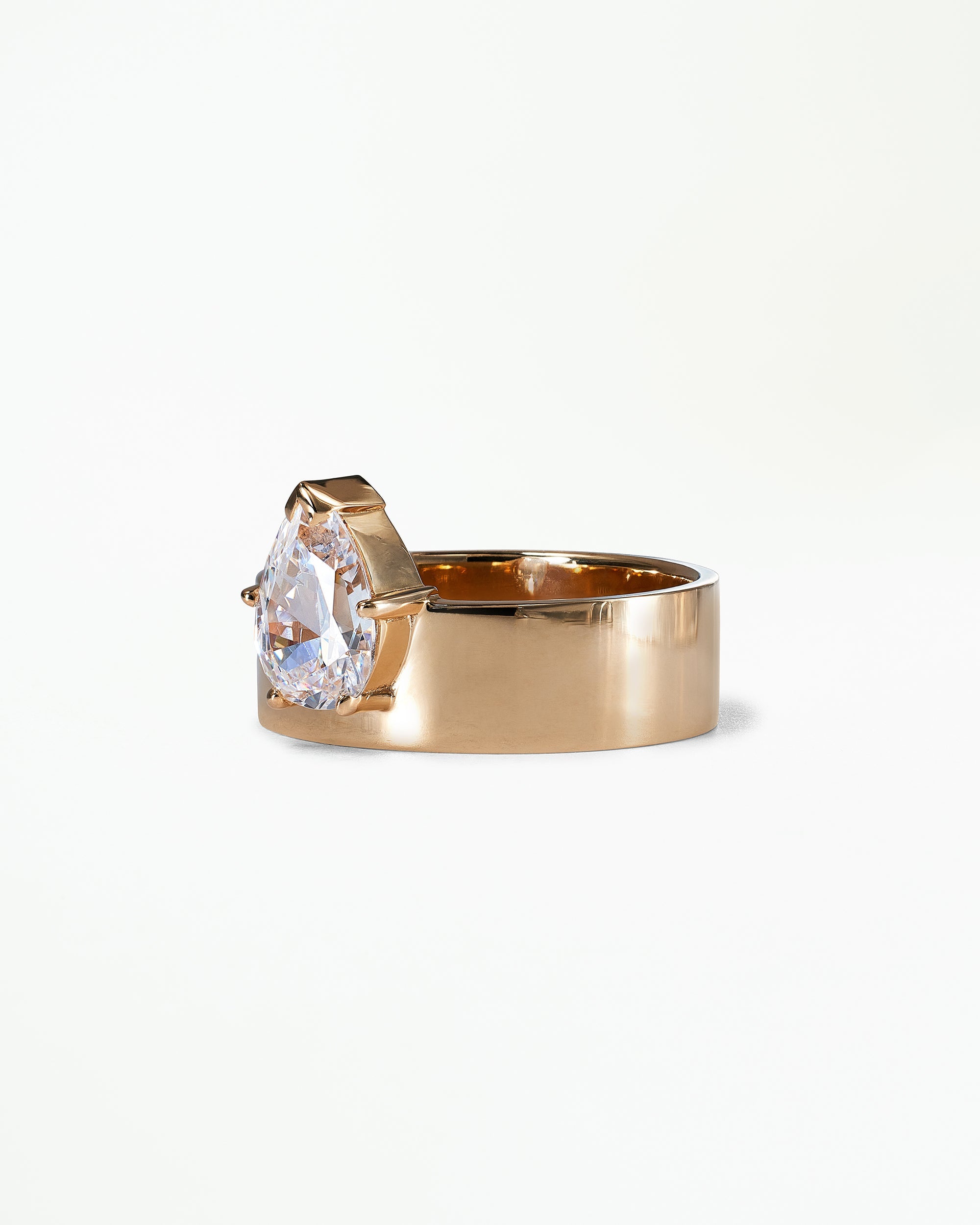 [lifestyle]Pear Cut Diamond Monolith Ring