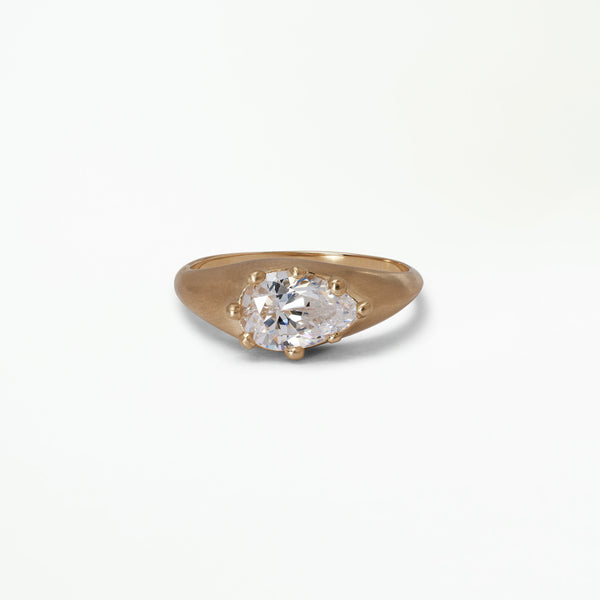 [lifestyle]Pear Cut Diamond Signet Ring