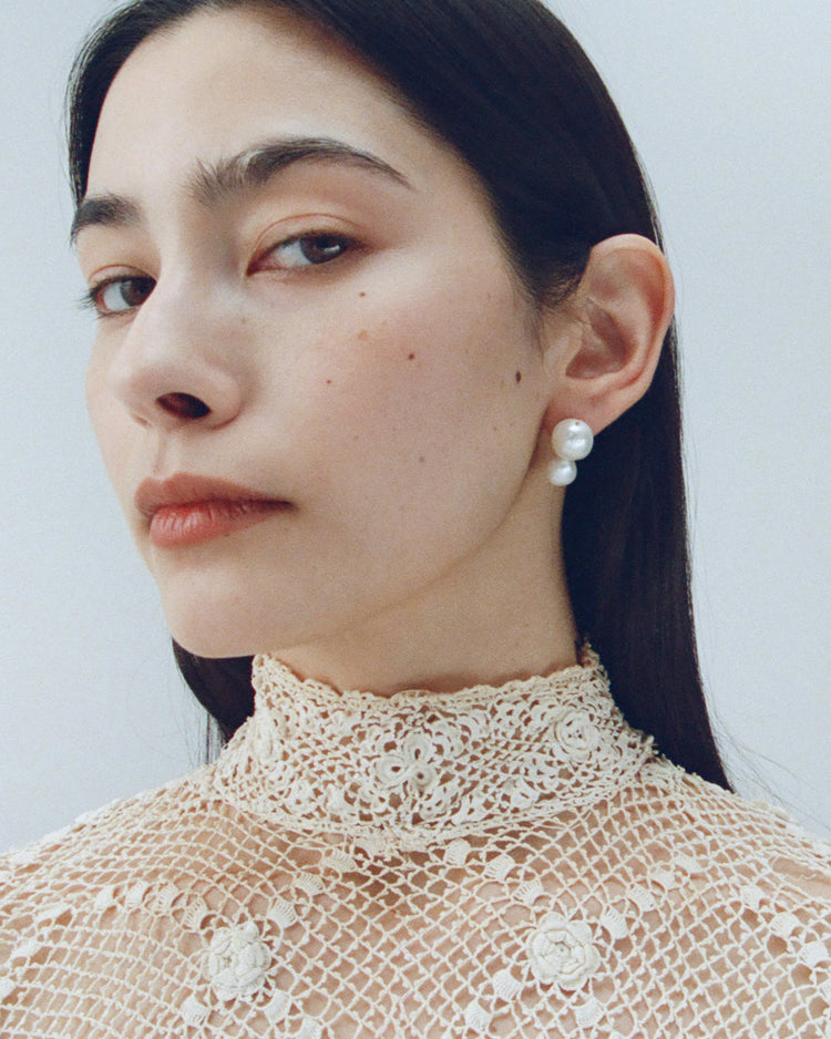 pearl earrings on model[lifestyle]