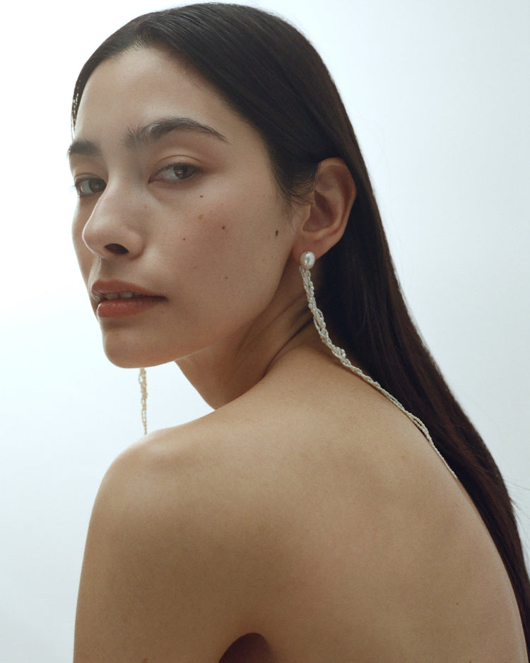 pearl earrings on model[lifestyle]