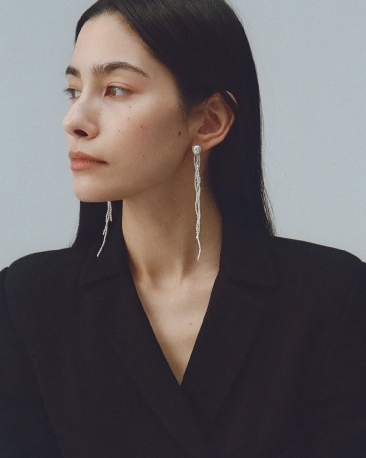 pearl earrings on model[lifestyle]