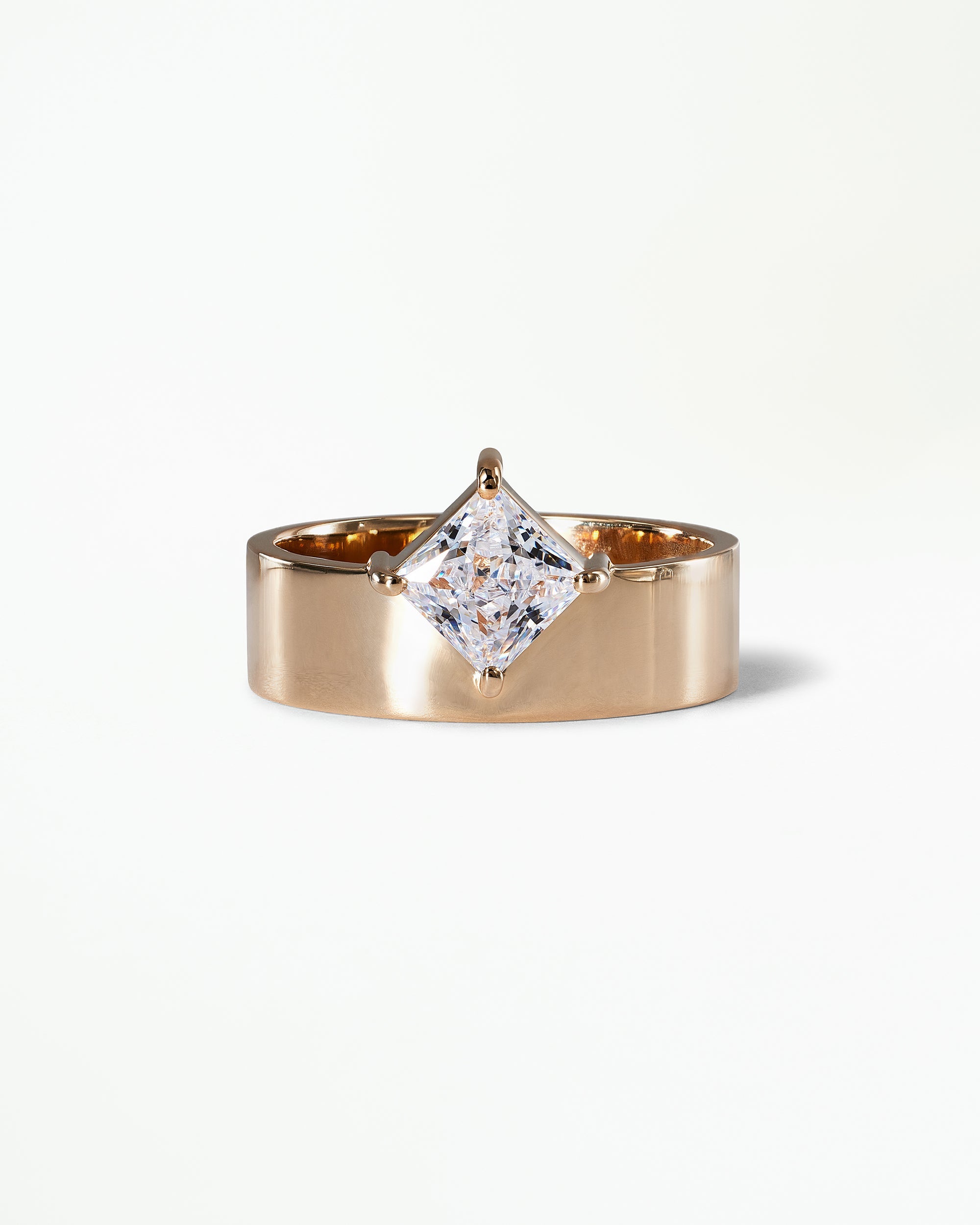 [lifestyle]Princess Cut Diamond Monolith Ring