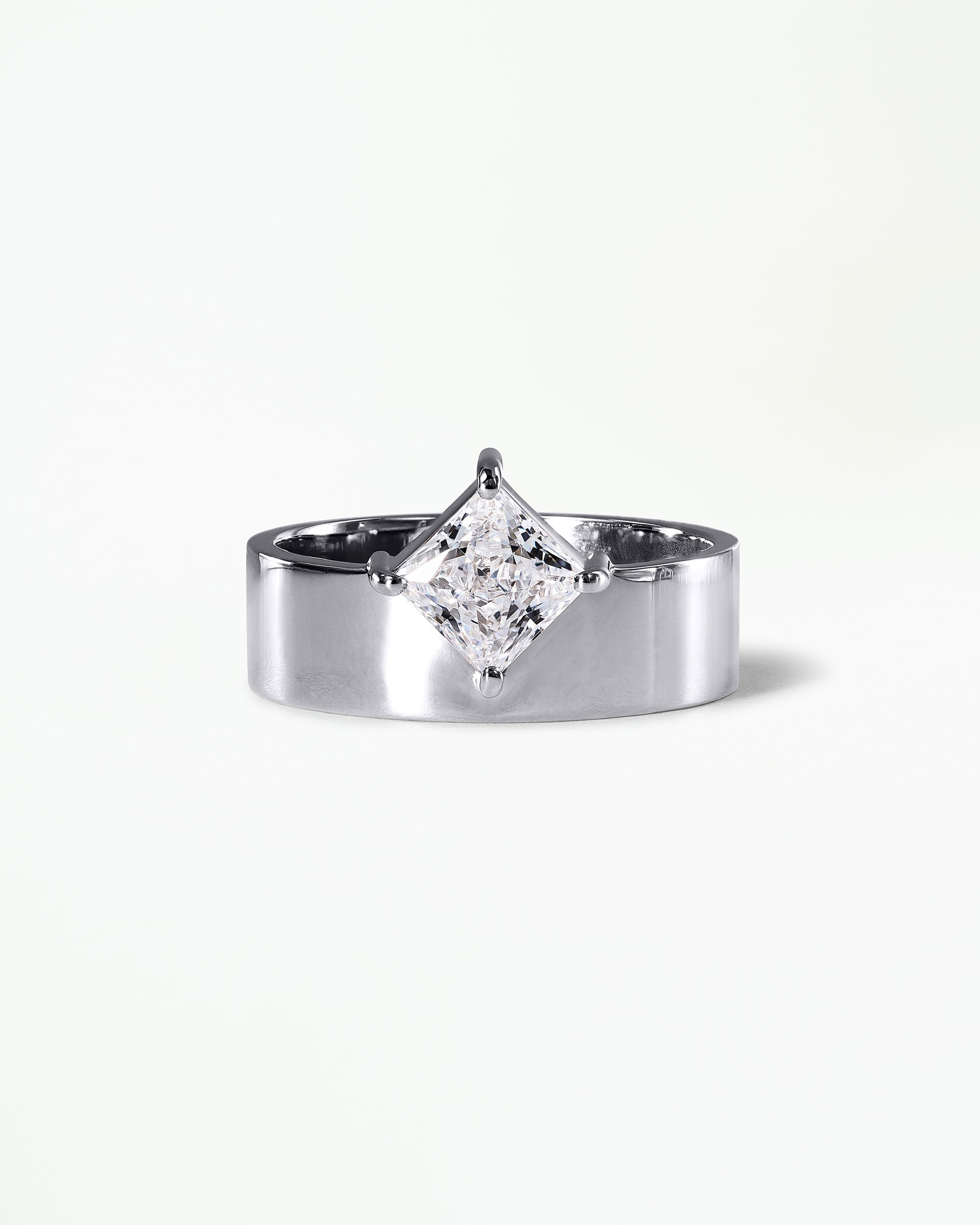[lifestyle]Princess Cut Diamond Monolith Ring