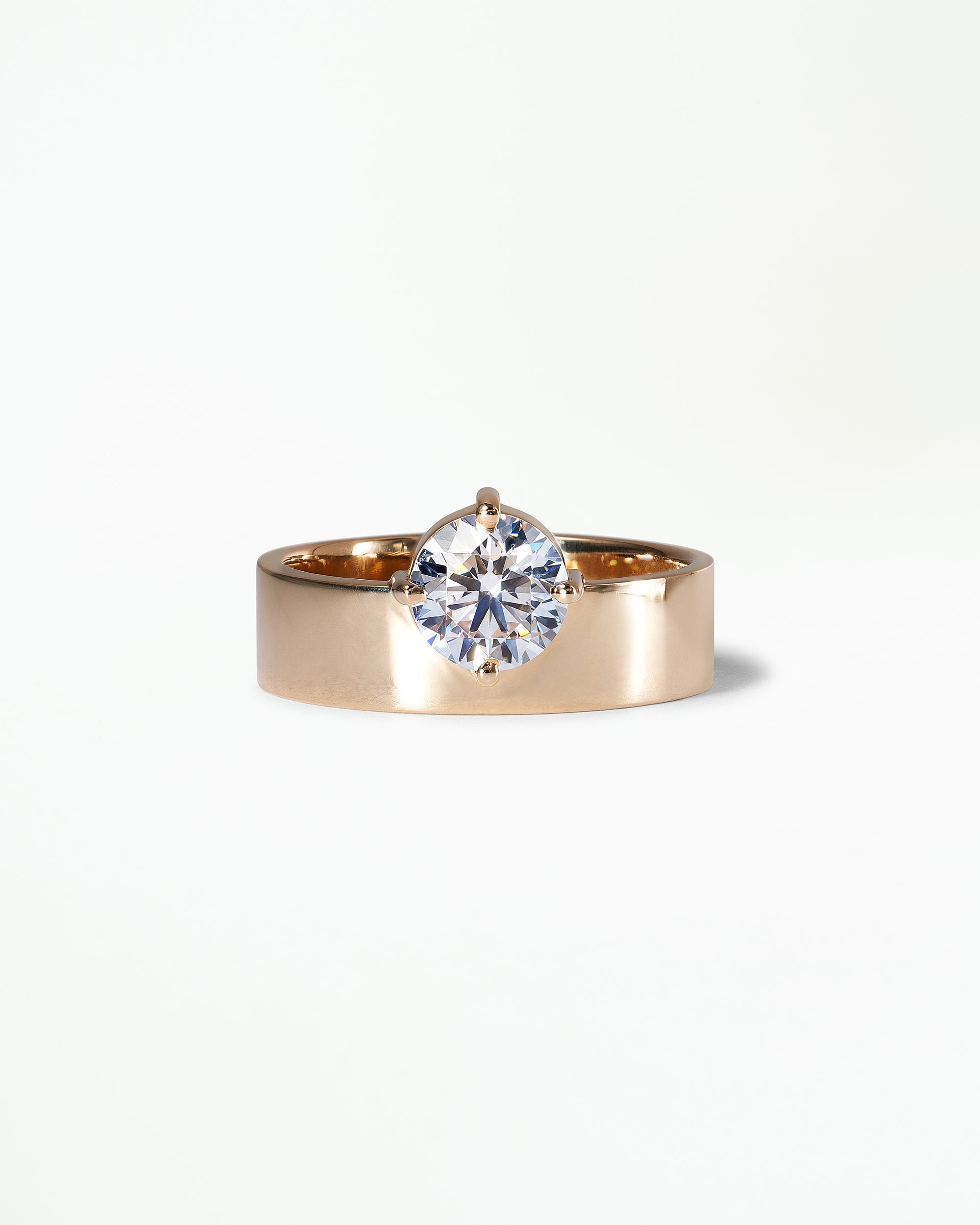 [lifestyle]Round Brilliant Cut Diamond Monolith Ring