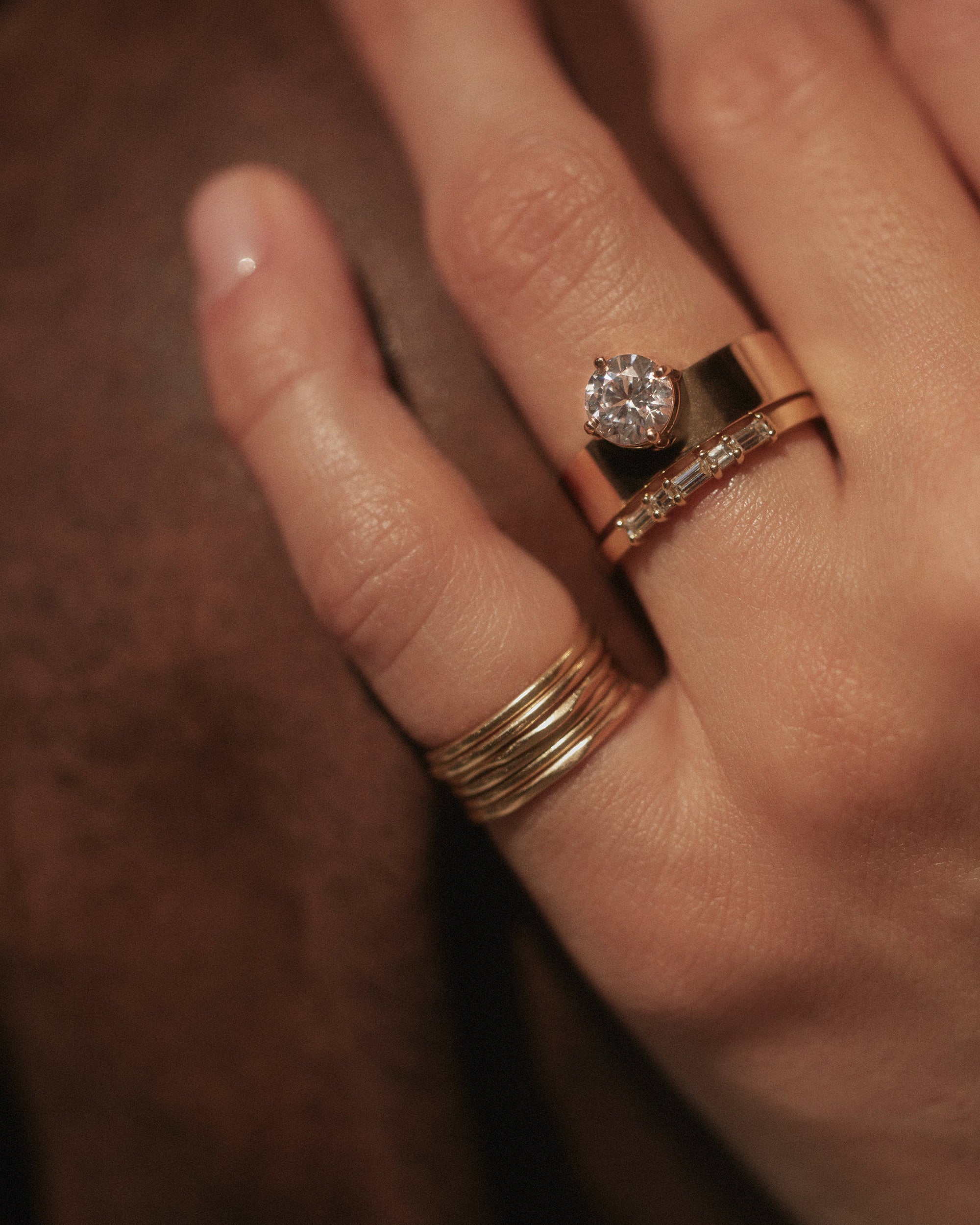 [lifestyle]Round Brilliant Cut Diamond Monolith Ring