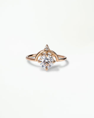 [lifestyle]Round Brilliant Cut Diamond Nestled Ring