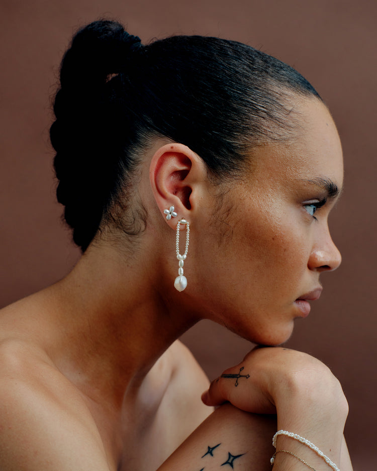 pearl earrings on model[lifestyle]