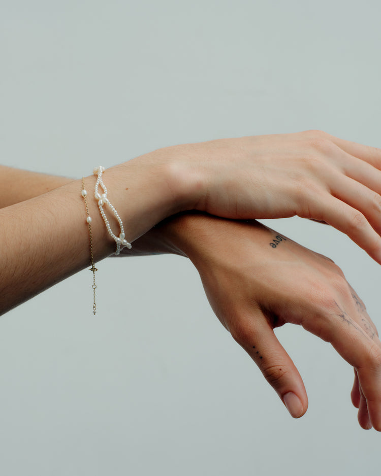 pearl bracelet on model[lifestyle]