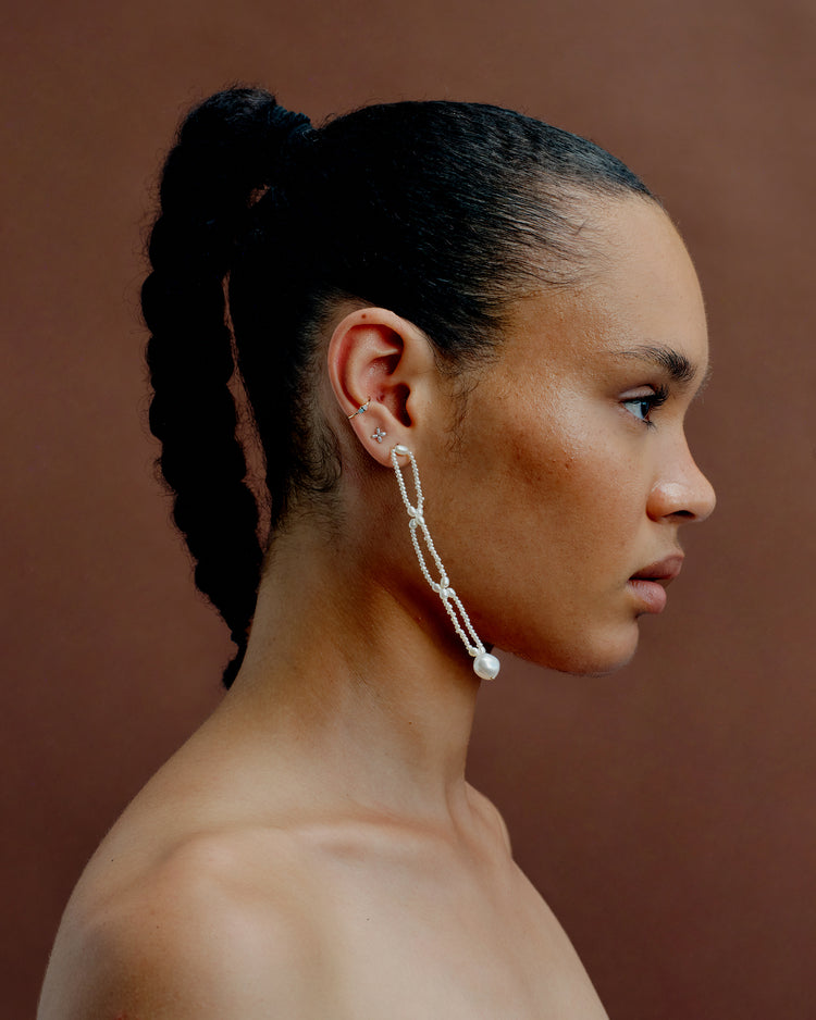 pearl earrings on model[lifestyle]